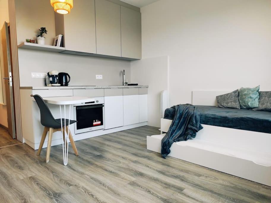 Airport Studio For Two, Free Parking, Airport View Bratislava Exterior foto